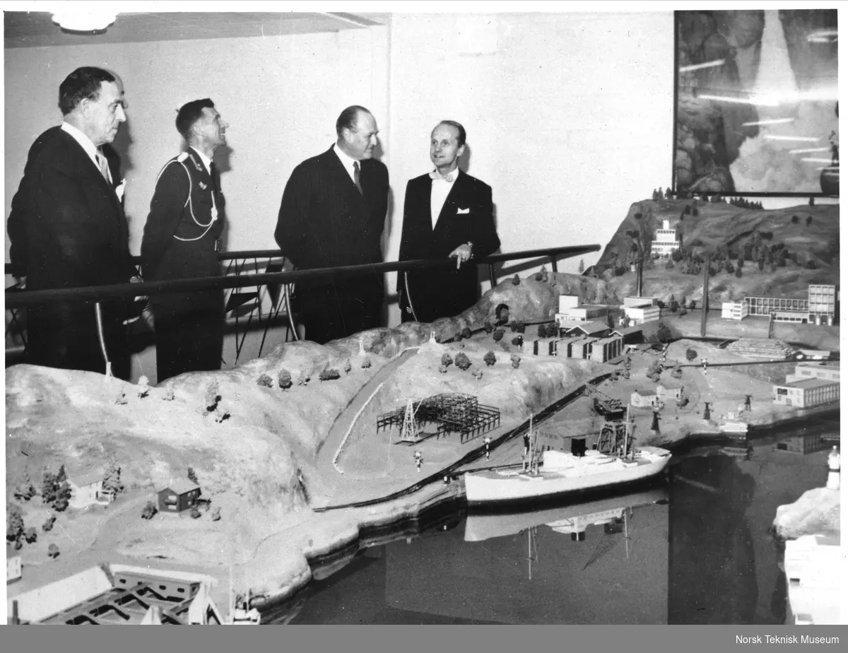 Norsk Teknisk Museums offisielle åpning 28. oktober 1959
Kongen beser industrimodellen
