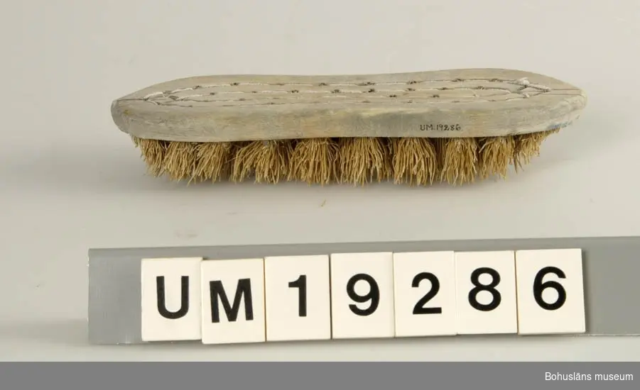 Rotborste med sliten borst. Borsten skall läggas i blöt innan den används för borsten bryts annars lätt av.

Föremålet visas i basutställningen Kustland,  Bohusläns museum, Uddevalla.