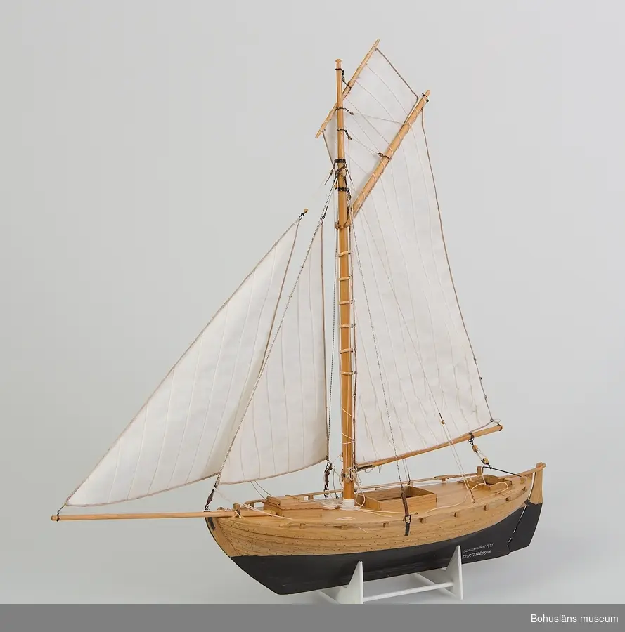 Däcksbåt med segel.
Modell av makrillgarnbåten
Ställ tillhör, ingår ej i måttangivelserna.