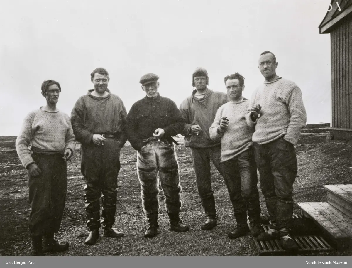Omdal, Riiser-Larsen, Amundsen, Dietrichson, Feucht og Ellsworth etter tilbakekomsten med motorkutteren "Sjøliv" til Ny-Ålesund i juni 1926.