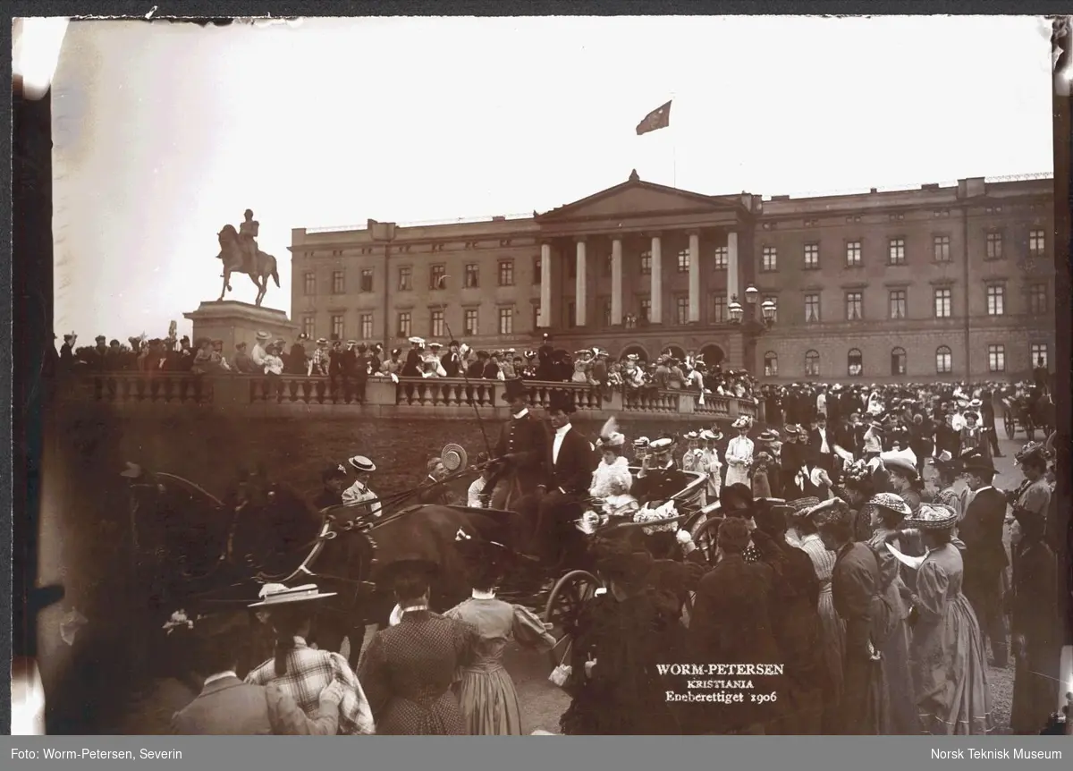 Unionsoppløsningen 1905, Kong Haakon VII og dronning Maud i vogn utenfor slottet