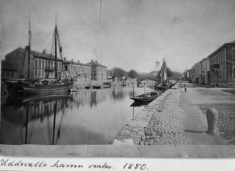 Handskrivet med bläck på bildens baksida: "Inre hamnen, Uddevalla, mot öster."