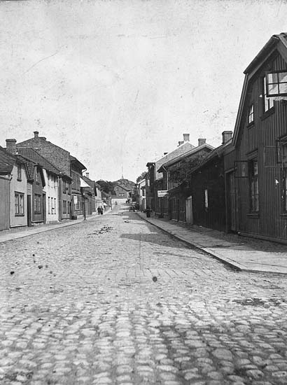 Enligt notering: "Asplundsgatan, Uddevalla, österut från Södra Drottninggatan, omkr. 1910".