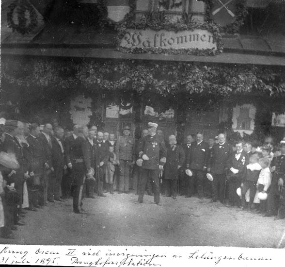 Text på kortet: "Kung Oscar II vid invigningen av Lelångenbanan 31 juli 1895. Bengtsforsstationen".