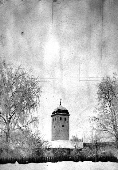Enligt text på fotot: "Klocktornet från Margretegärde södra sida. Staketet hör till norra sidan om Thernströms trädgård".