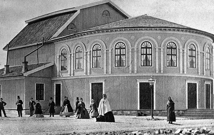 Enligt notering: "Teatersällskap utanför Uddevalla Teater. 1860-talet".
