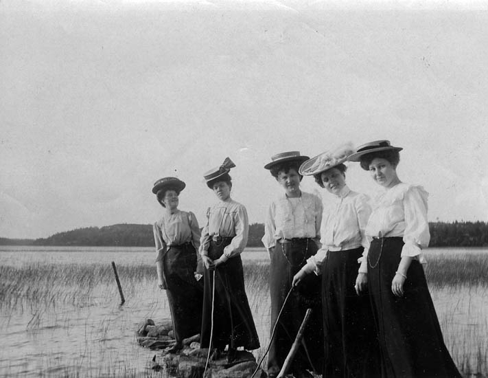 Text på fotot: "Mamma Axelina Håkansson, andra kvinnan från höger".