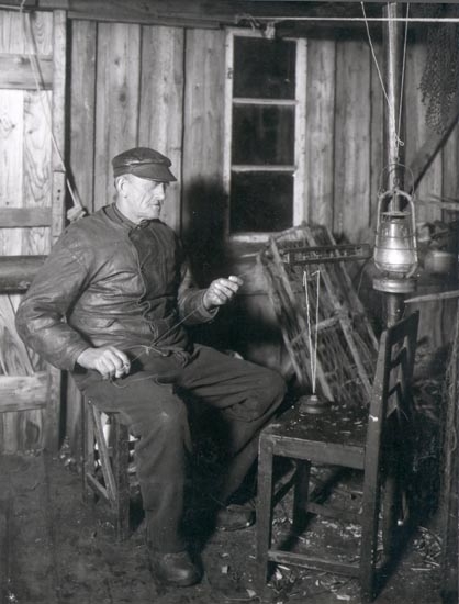 Noterat på kortet: "SMÖGEN". "SMÖGENFISKARE MED KÄNSELAG".
"FOTO (B71) DAN SAMUELSON 1924. KÖPT AV DENS. DEC. 1958".