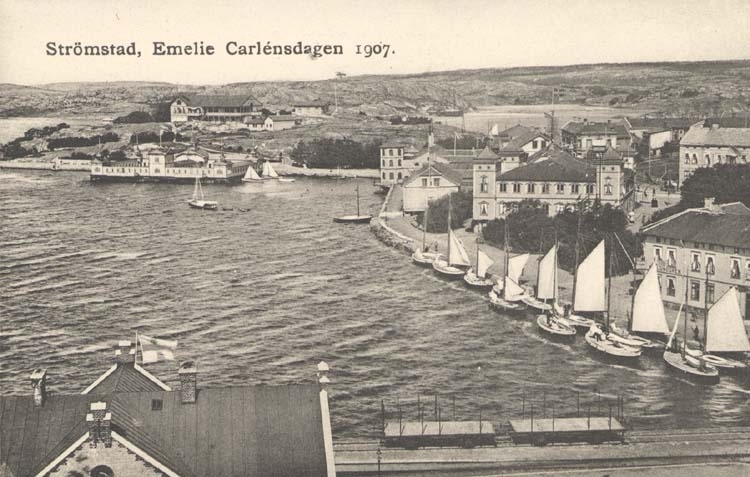 Tryckt text på kortet: "Strömstad. Emelie Carlénsdagen 1907."