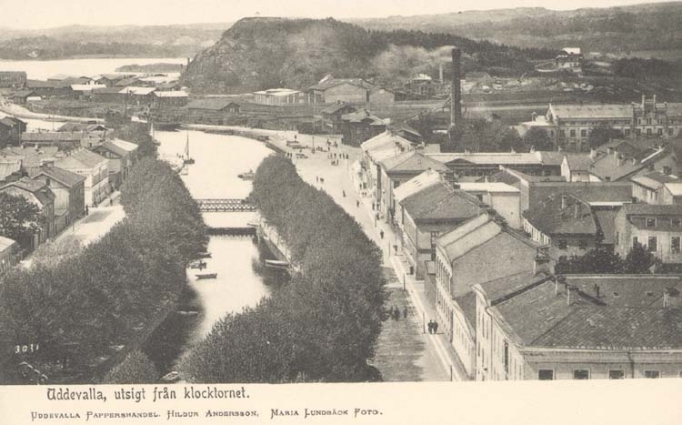 Tryckt text på kortet: "Uddevalla, Utsikt från Klocktornet." 
"Uddevalla, Pappershandel, Hildur Andersson."
