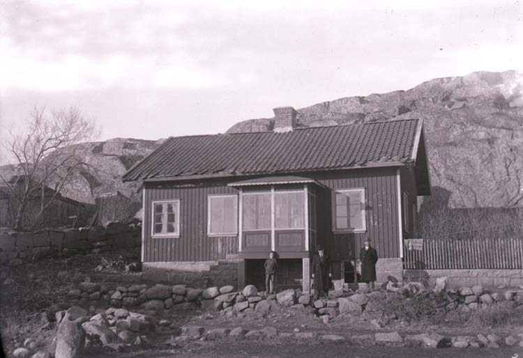 Enligt text som medföljde bilden "Hus som flyttades till Norr Hamre".