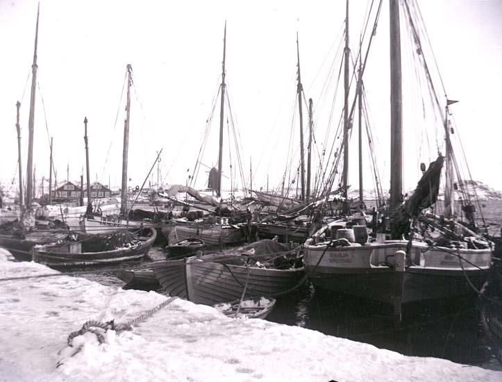 Enligt text som medföljde bilden "Marstrand sillbåtar".