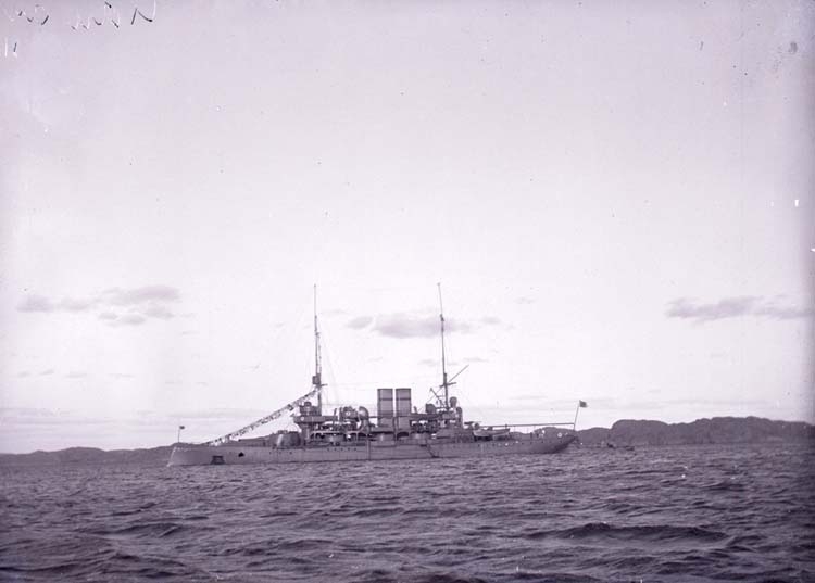 Enligt text som medföljde bilden: "Pansarbåt Göta aug. 11".