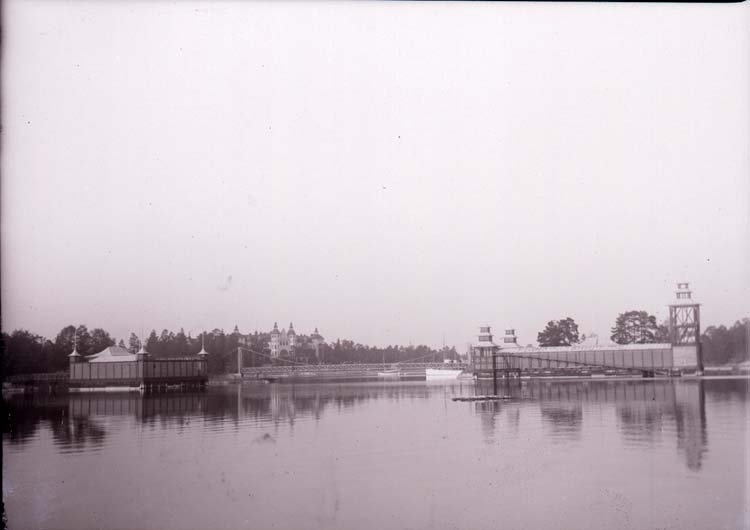 Enligt text som medföljde bilden: "Saltsjöbaden, Bassinen okt. 11".