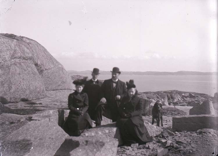 Enligt text som medföljde bilden: "Fru Sjöstam, Eva Carlsson, Bryggm. Sjöstam o. Hjalmar 6/4 1902 Lysekil."