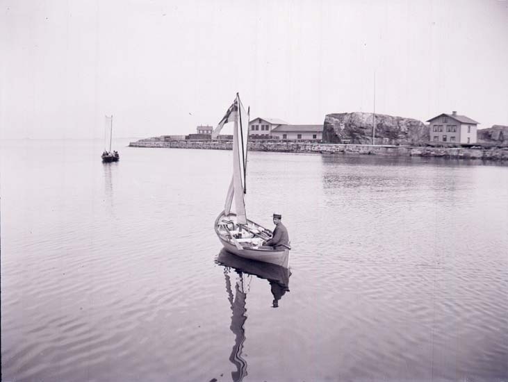 Enligt text som medföljde bilden: "Marstrand, Hamnen, Norra Inloppet."
