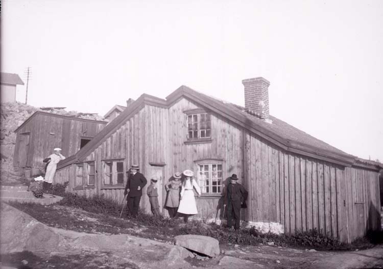 Enligt text som medföljde bilden: "Lysekil. Vid Bansviks Bergsgata Sept 02".