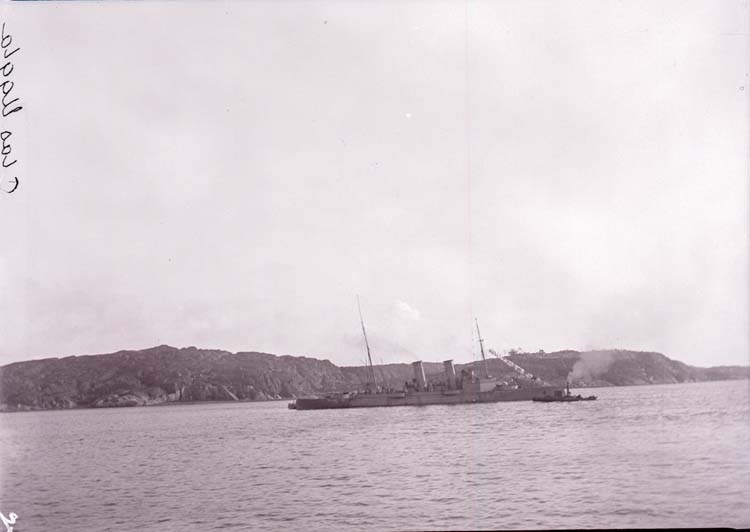 Enligt text som medföljde bilden: "Älfsborgsfjorden. Torpedkryssaren "Claes Uggla" 
Sept. 05."
