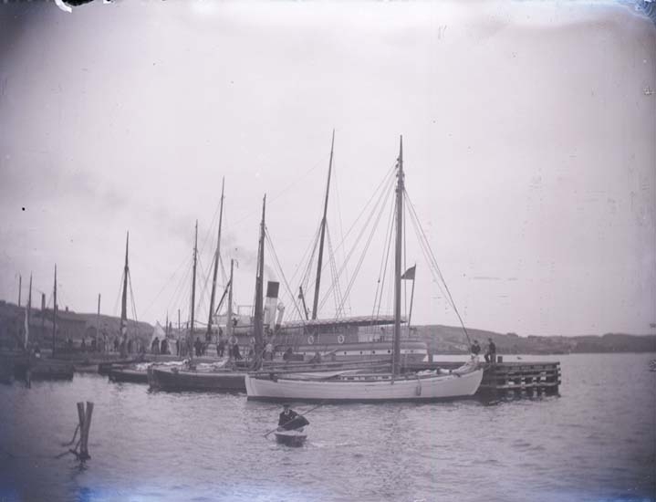 Enligt text som medföljde bilden: "Lysekil. Ångbåtsbryggan från Lyckes brygga 1897."