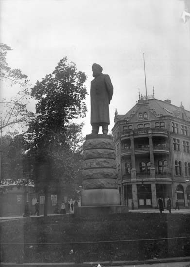 Enligt text som medföljde bilden: "Christiania. Henrik Ibsens staty 26/9-5/10 04."
