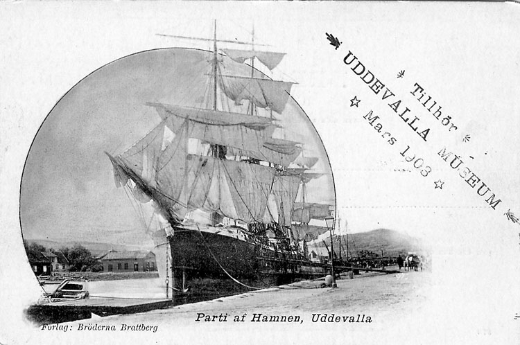 Tryckt text på vykortets framsida: "Parti af Hamnen, Uddevalla".

