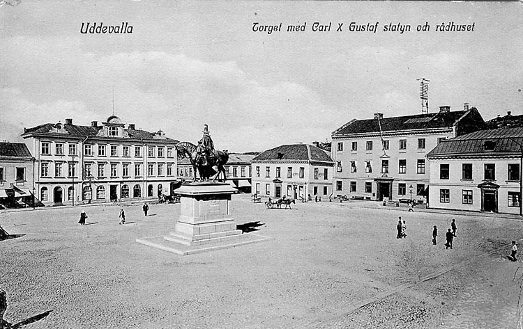 Vykort. "Uddevalla Torget med Carl X Gustaf statyn och rådhuset"