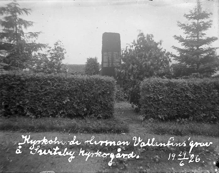 Enligt text på fotot: "Kyrkoherde Herman Vallentins grav å Surteby kyrkogård. 21/6 1926".
