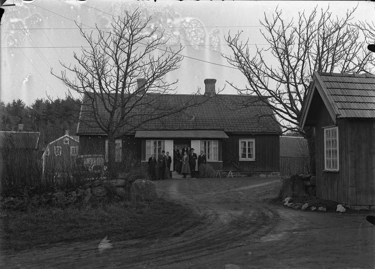 Enligt fotografens anteckningar: "1932, 111. Faleby, den gamla byggnaden numer riven, numera en ny. Lantbrukare Fritz Östlund Faleby, hustrun Ida Blomdal Torsby Bohuslän".