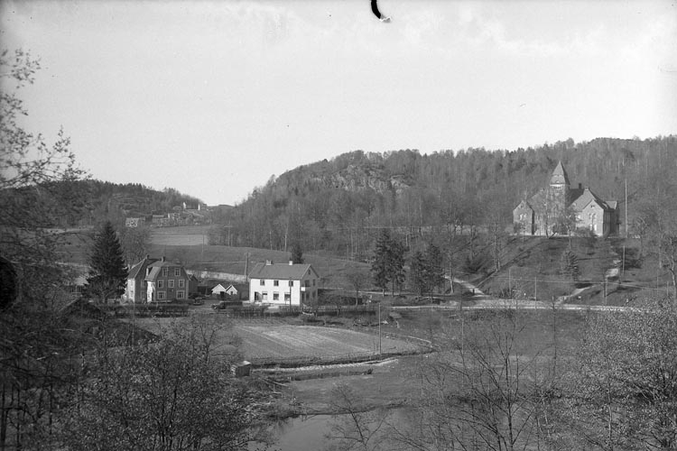 Enligt fotografens noteringar: "1951. Utsikt öfver Gästis Kvistrum?
Nya Tingshuset och affären Kvistrum ?."