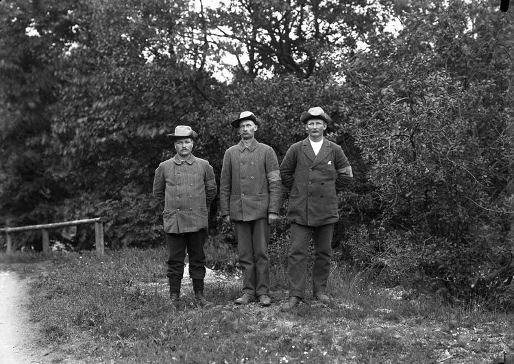 Enligt fotografens notering: "3 Landstormsmän fr. 1914 i Munkedal."