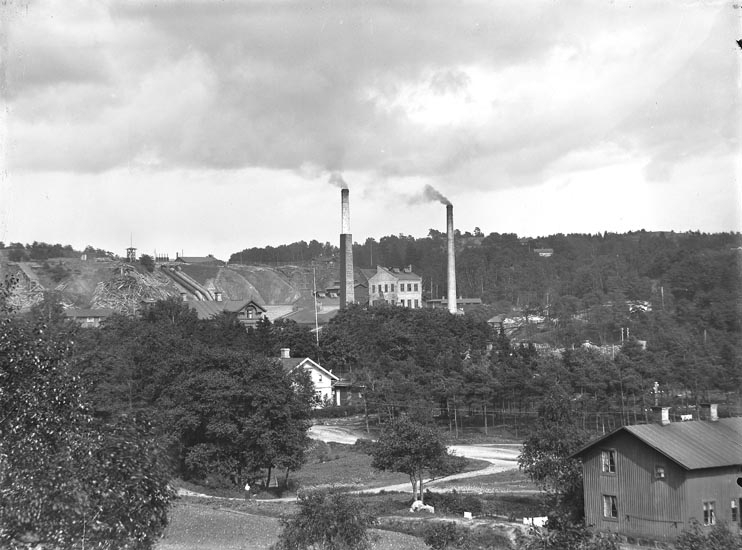 Enligt fotografens noteringar: "Munkedal fabrik gammalt 1900. Munkedal fabrik med samhälle mycke gammal plåt omkring år 1910 "
