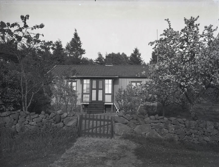 Bakom stenmuren Sjölanders hem, Stale, Önnebacka i Munkedal år 1935.