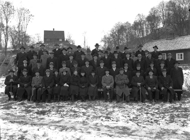 Medföljande text till bilderna: "1946. 36. Munkedals personal vid Gamla Bruket."