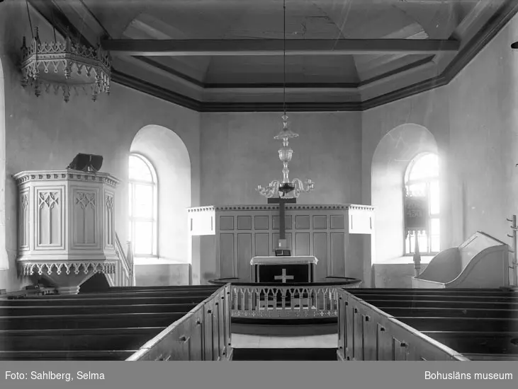 Enligt medföljande noteringar: "Håby Kyrka innan renoveringen äldsta interiören. Tror att det varit en änglabild på altaret ..(?) på..(?) äldre än denna. S. Sahlberg."