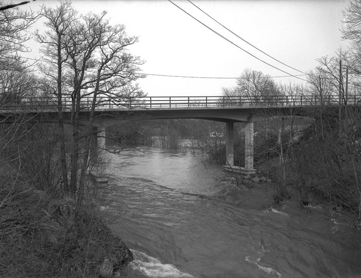 Text som medföljde bilden: "1951. 7. Vid tvättstugan lyck..? vid rättarbostaden. 
Bron nybyggd omkr. 1920. Ligger norr om den gamla bron som går upp till Herrgården."