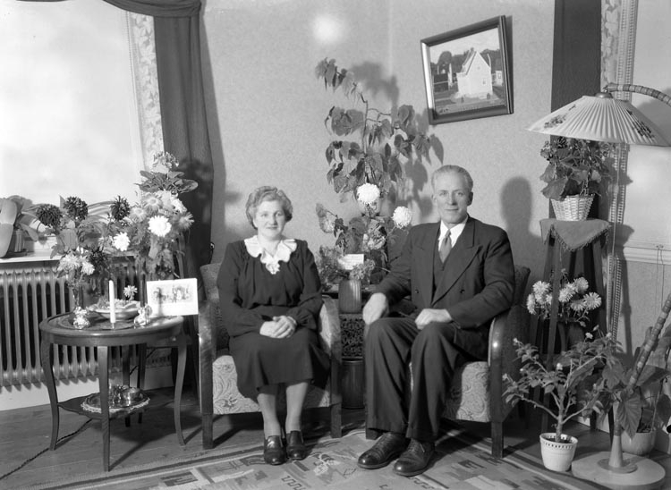 "1947. Nr. 25. Familjen Olle Larsson. Larsson Packare Munkedal." enligt medföljande text