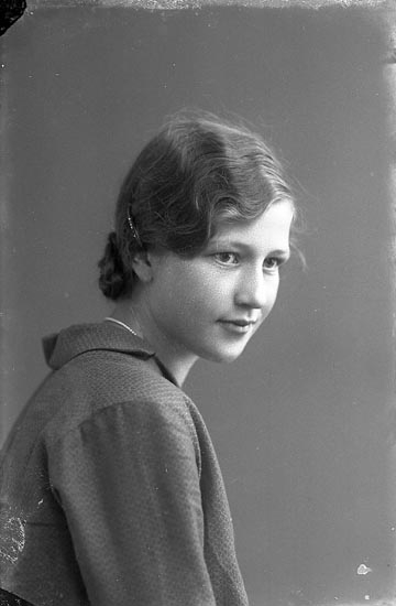 Enligt fotografens journal nr 4 1918-1922: "Larsson, Olga Vinningstorp Jörlanda".