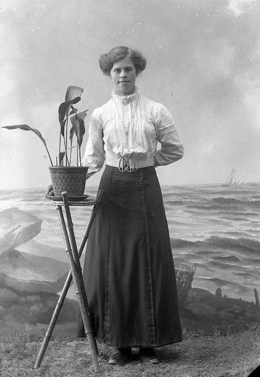 Enligt fotografens journal nr 2 1919-1915: "Larsson, Emilia Halleby Jörlanda".