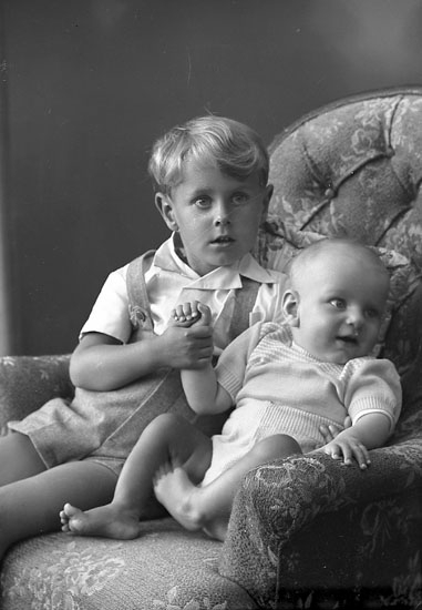 Enligt fotografens journal nr 8 1951-1957: "Glanzén, Lars-Roger och Tomas Här ".
