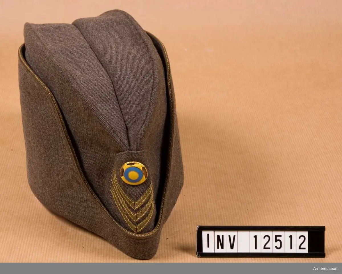 Grupp C I.

Med nationalitetsknapp m/1941. Utan officersknapp.