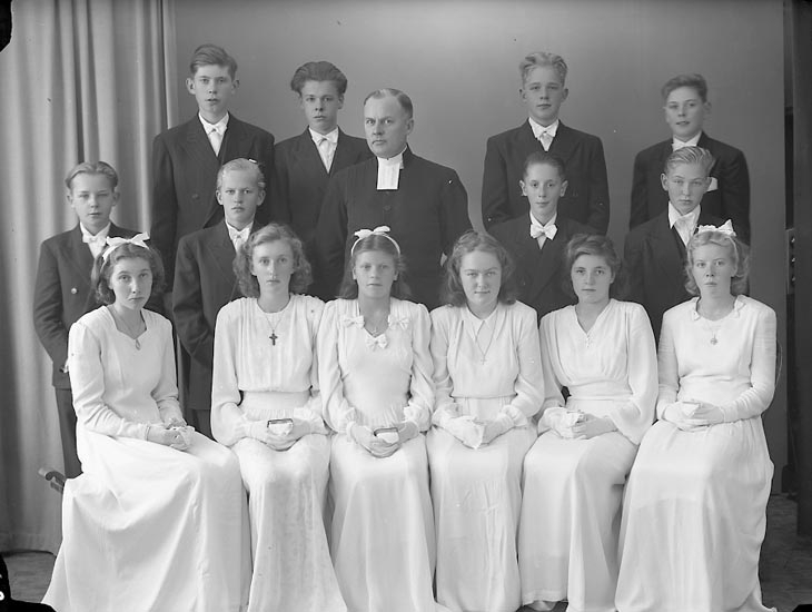 Enligt fotografens journal nr 7 1944-1950: "Berntsson, Pastor Konfirmander Långelanda".
