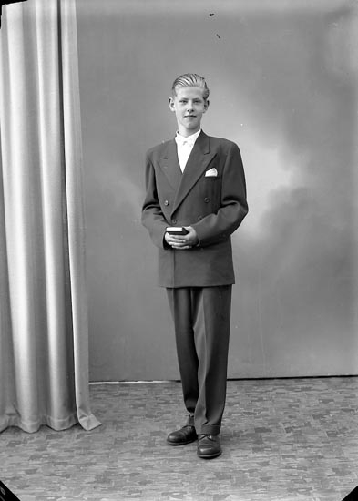 Enligt fotografens journal nr 7 1944-1950: "Östensson, Agne Solhälla, Ödsmål".