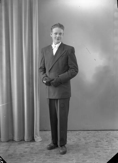 Enligt fotografens journal nr 7 1944-1950: "Olsson, Lennart Stenung".