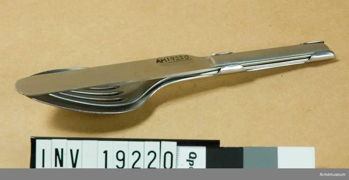 Består av sked, gaffel och kniv. Skedens skaft är försedd med fyra falsar i vilka gaffel och kniv införes.Som en kuriositet kan nämnas att under gaffeln i skedens blad ligger det en enkrona. Troligen för att besticket inte skall skramla i utrustningen.