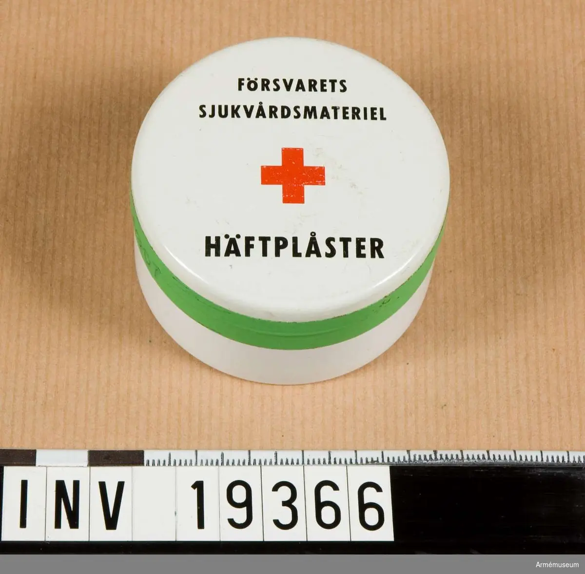 Häftplåster 5 m x 2,5 cm. Rulle i en plåtask. Märkt: Försvarets Sjukvårdsmateriel rödakorsmärke Häftplåster 1967.