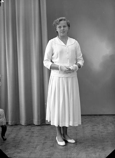 Enligt fotografens journal nr 8 1951-1957: "Johansson, Margit, Björkebo, Stillingsön".