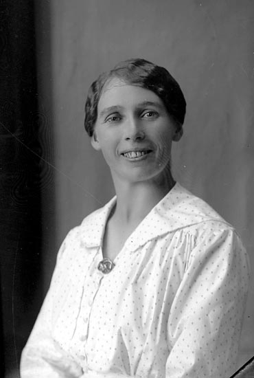 Enligt fotografens journal Lyckorna 1909-1918: "Gerda Berntsson Dyrhuvud Ljungskile".