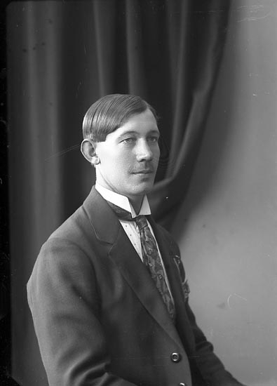 Enligt fotografens journal nr 4 1918-1922: "Karlsson, Ivar Kyrkenorum, Här".