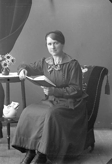 Enligt fotografens journal nr 4 1918-1922: "Larsson, Margot Utby Hjälteby".