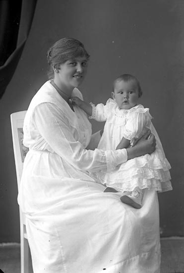 Enligt fotografens journal nr 4 1918-1922: "Hallberg, Fru Tandl. med lillen Gbg".